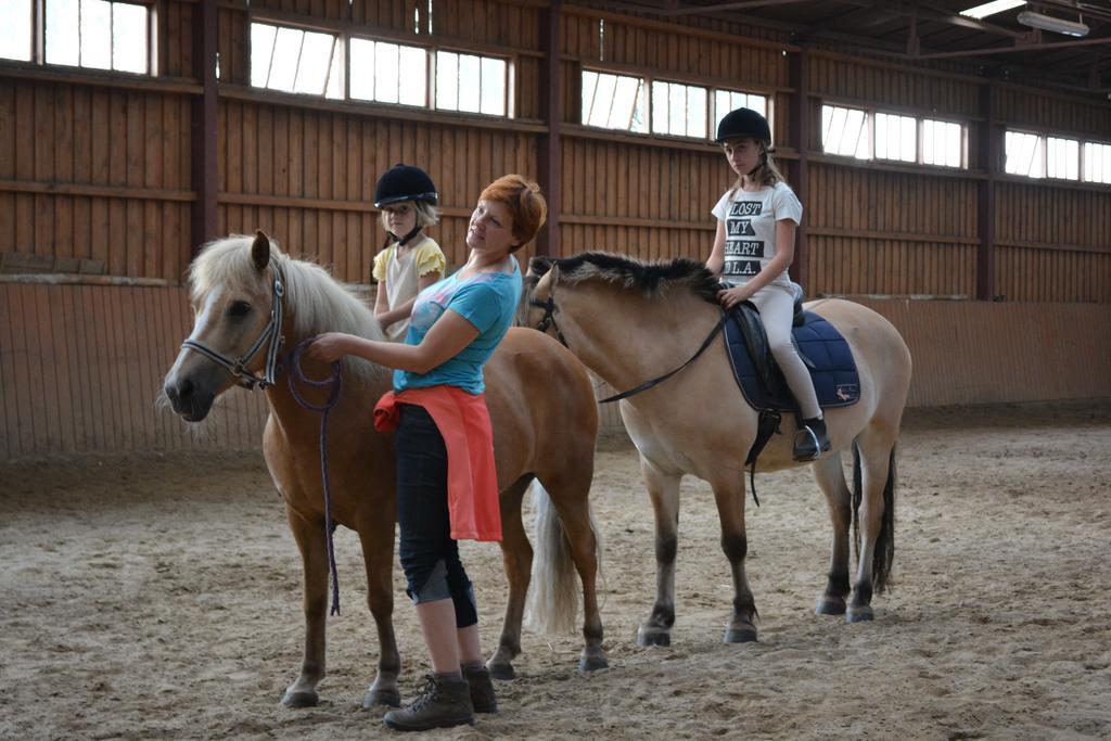 Stajnia Sarnowek Nad Jeziorem Rozany Rozajny Wielkie Екстериор снимка